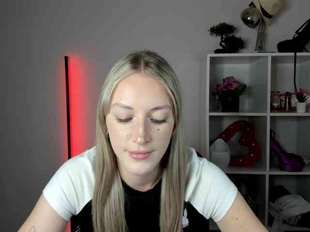 EvelynBlond26 webcam