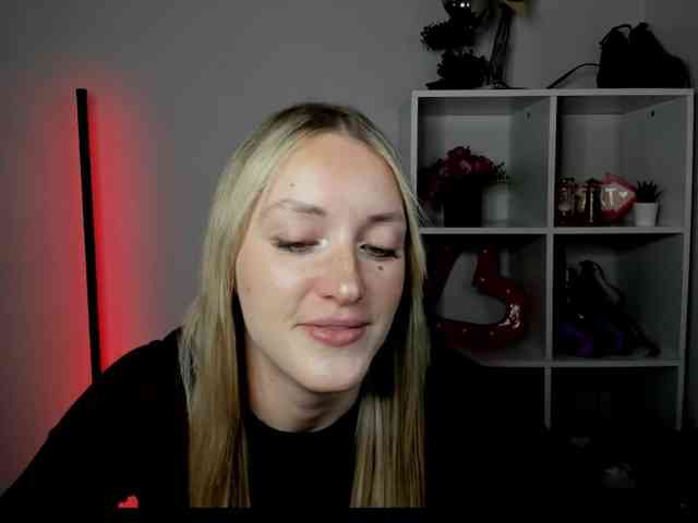 EvelynBlond26 webcam