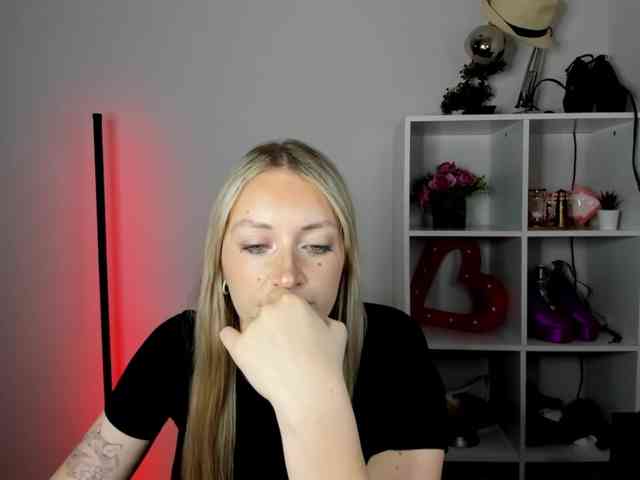 EvelynBlond26 webcam