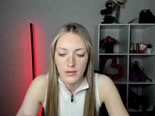 EvelynBlond26 webcam