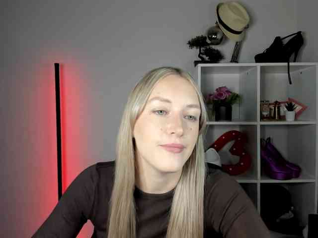 EvelynBlond26 webcam