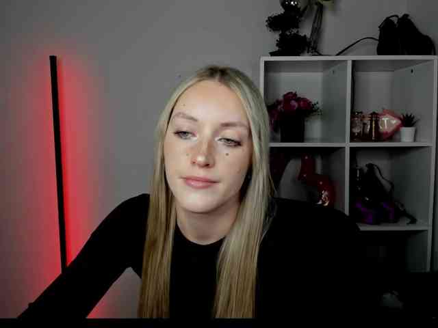 EvelynBlond26 webcam
