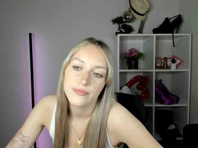 EvelynBlond26 webcam