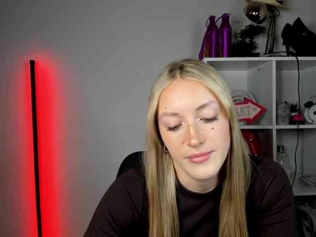 EvelynBlond26 webcam