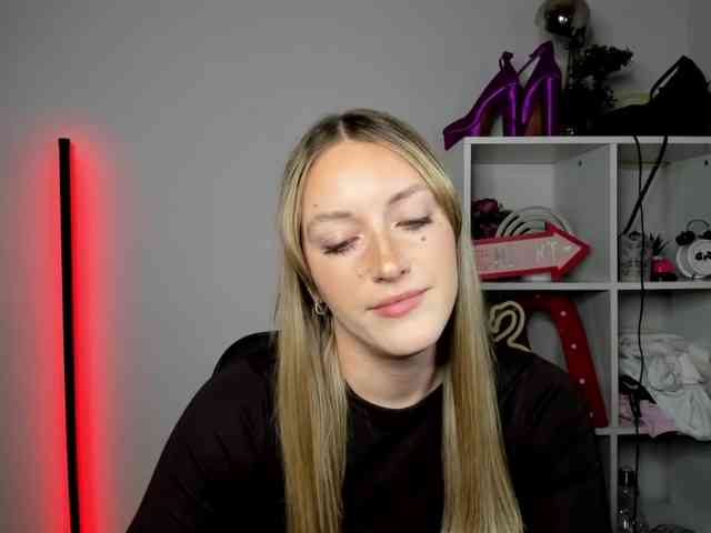 EvelynBlond26 webcam