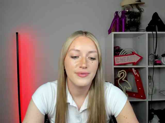 EvelynBlond26 webcam