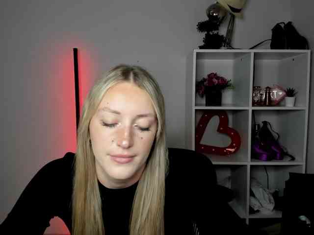 EvelynBlond26 webcam
