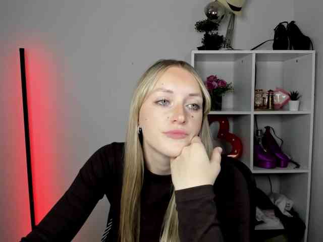 EvelynBlond26 webcam