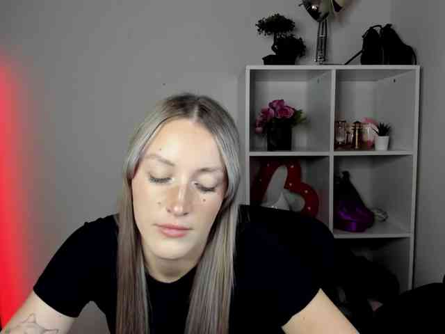 EvelynBlond26 webcam