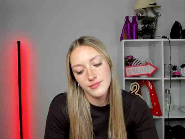 EvelynBlond26 webcam