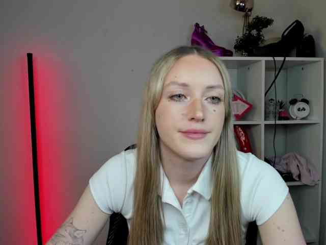 EvelynBlond26 webcam