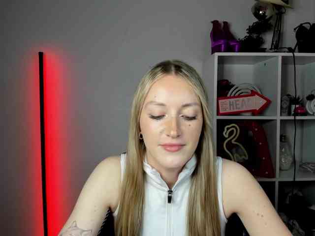 EvelynBlond26 webcam