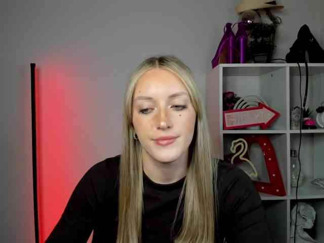 EvelynBlond26 webcam