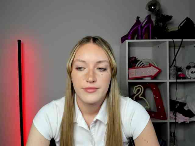 EvelynBlond26 webcam