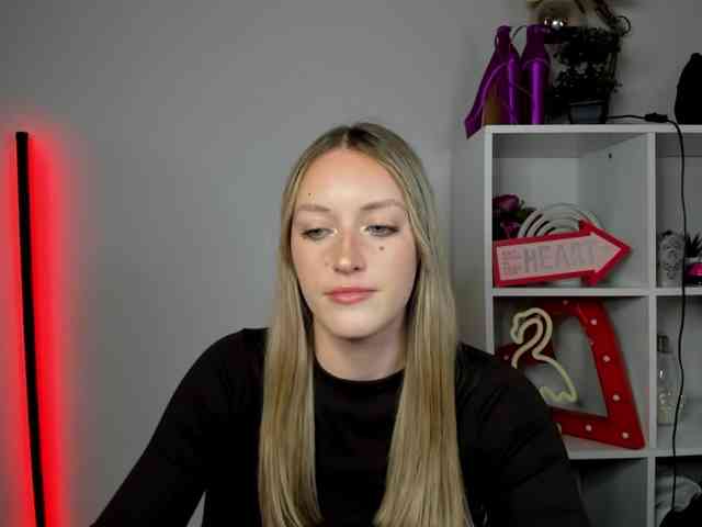 EvelynBlond26 webcam