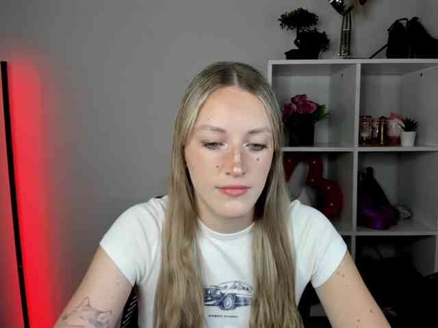 EvelynBlond Live Webcam on BongaCams
