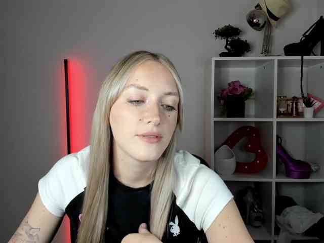 EvelynBlond26 webcam