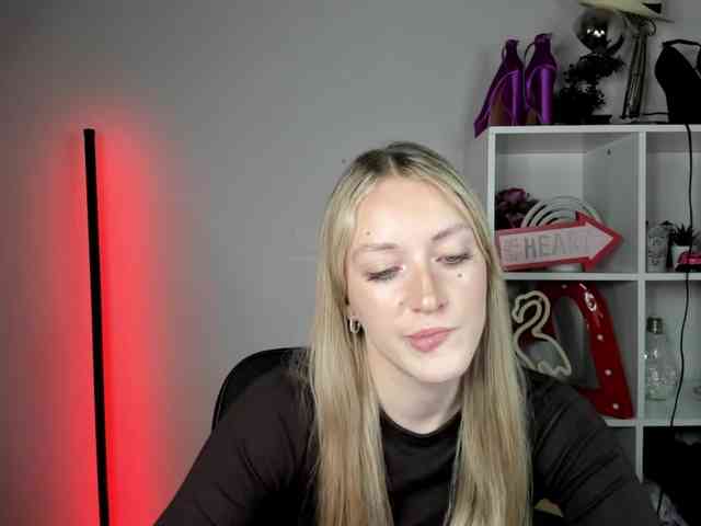 EvelynBlond26 webcam