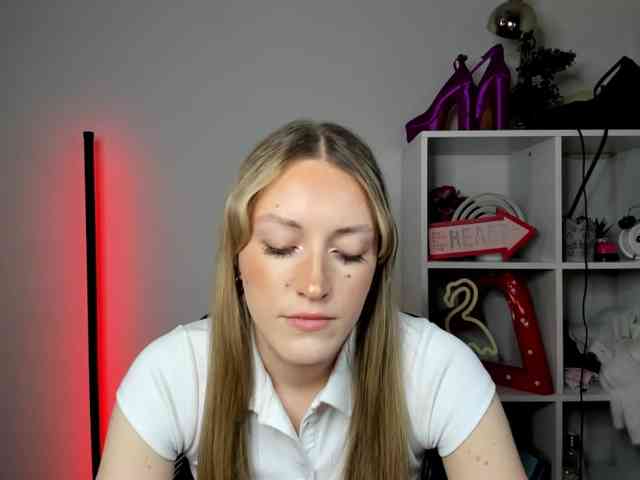 EvelynBlond26 webcam