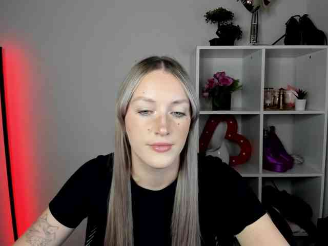 EvelynBlond26 webcam