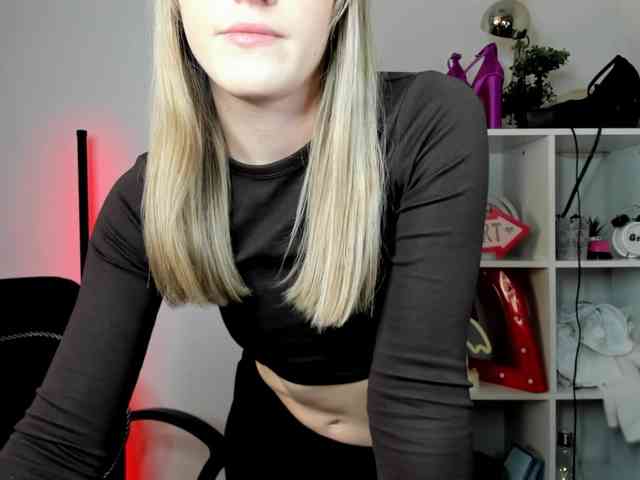 EvelynBlond26 webcam