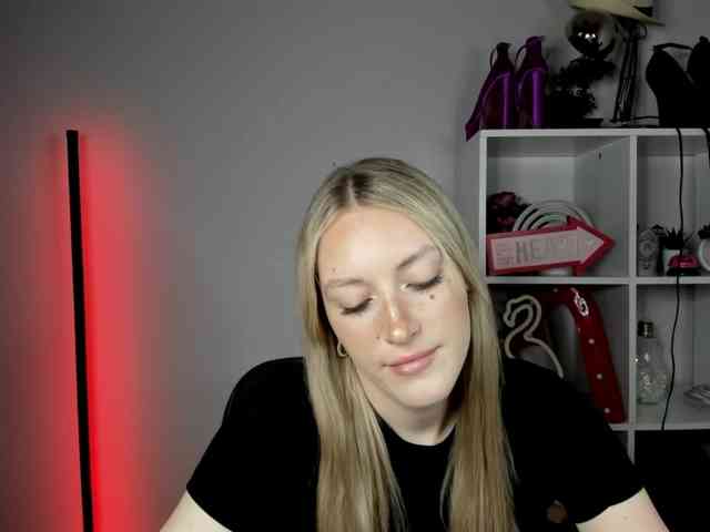 EvelynBlond26 webcam