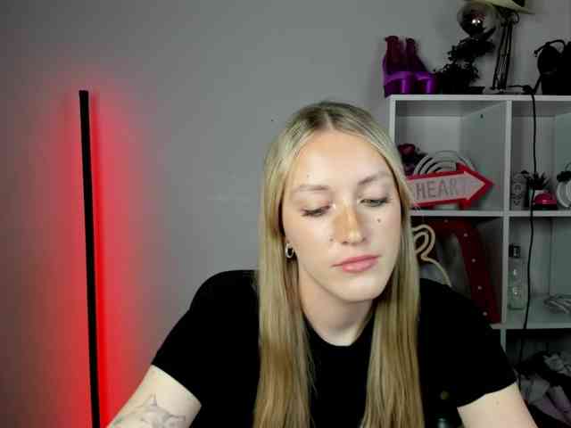 EvelynBlond26 webcam