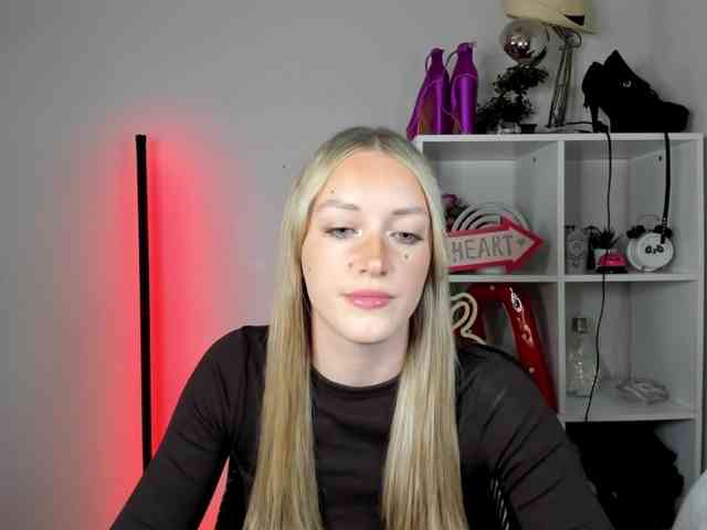 EvelynBlond26 webcam