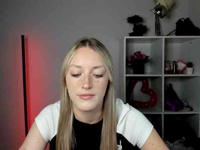 EvelynBlond26 webcam