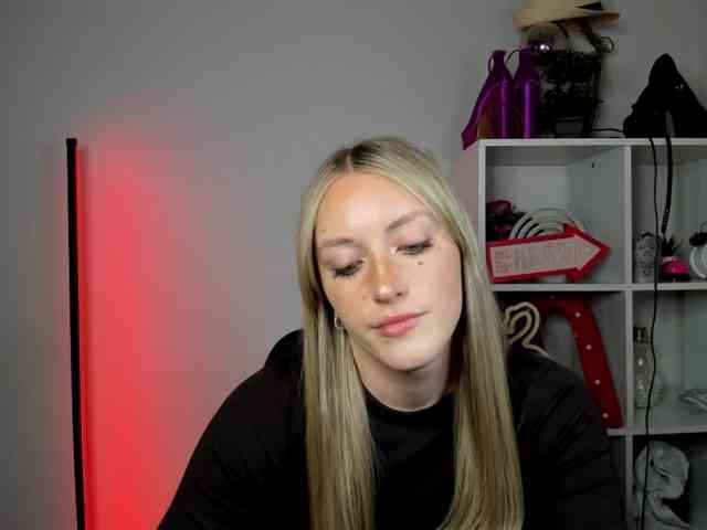 EvelynBlond26 webcam