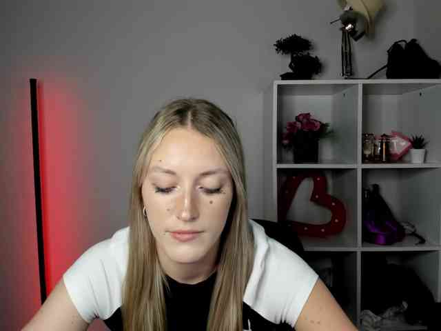 EvelynBlond26 webcam