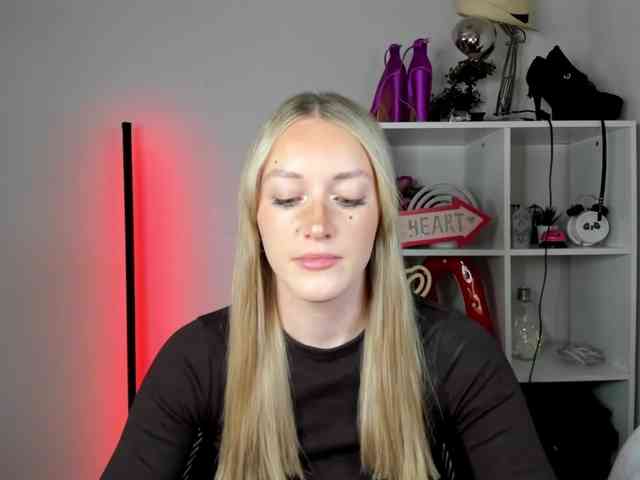 EvelynBlond26 webcam
