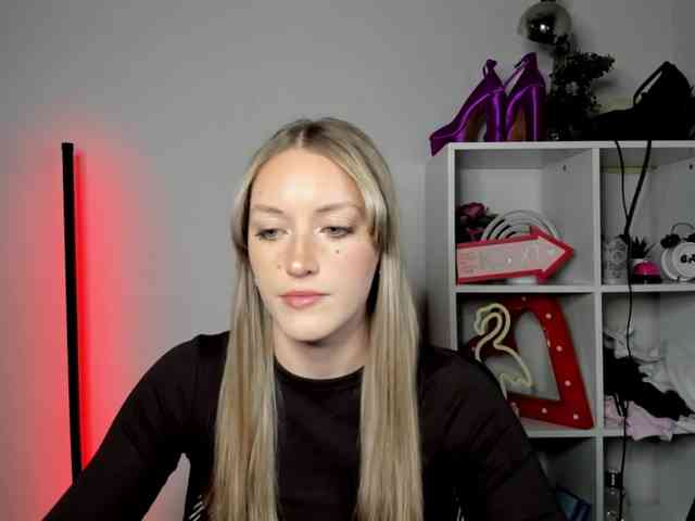 EvelynBlond26 webcam