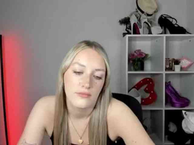evelynblond26's live room