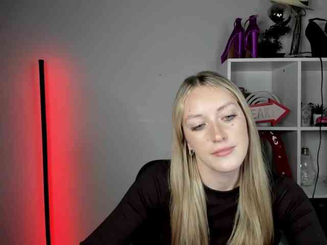 EvelynBlond26 webcam