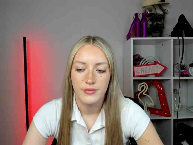 EvelynBlond26 webcam