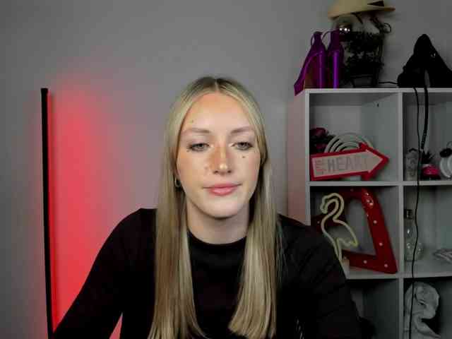 EvelynBlond26 webcam