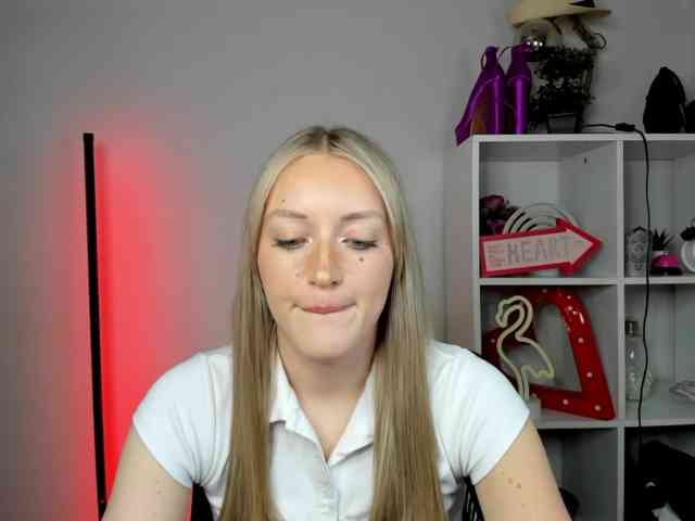 EvelynBlond26 webcam