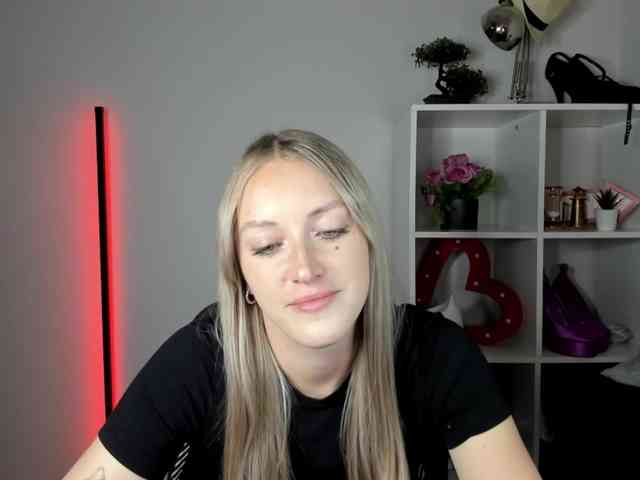 Model: EvelynBlond26