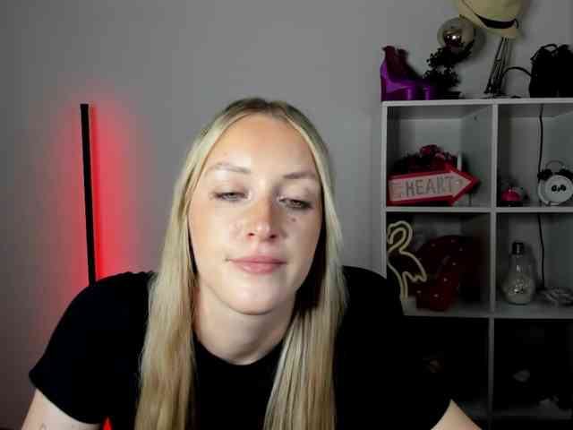 EvelynBlond26 webcam