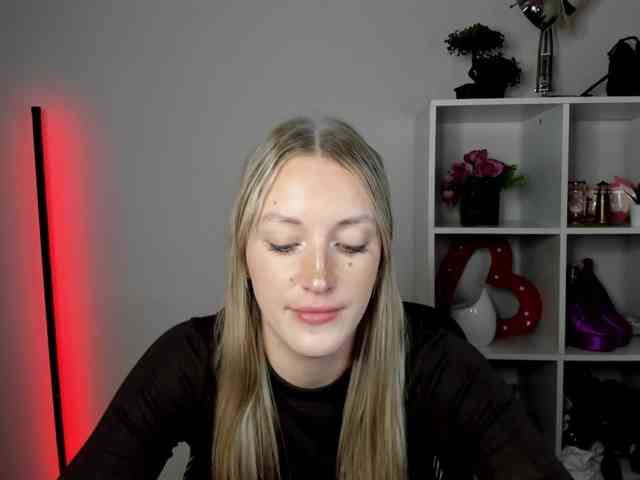 EvelynBlond26 webcam