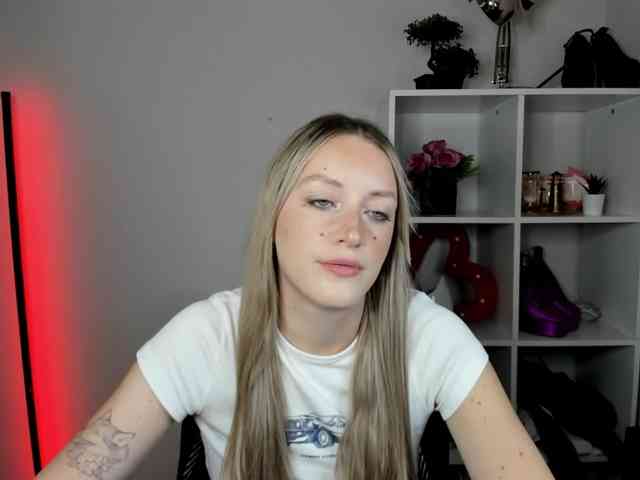 EvelynBlond26 webcam