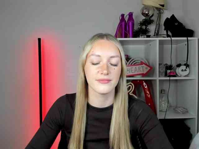 EvelynBlond26 webcam