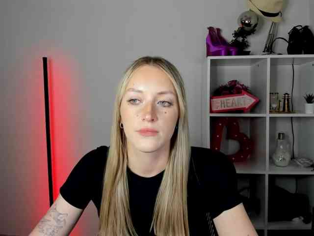 EvelynBlond26 webcam