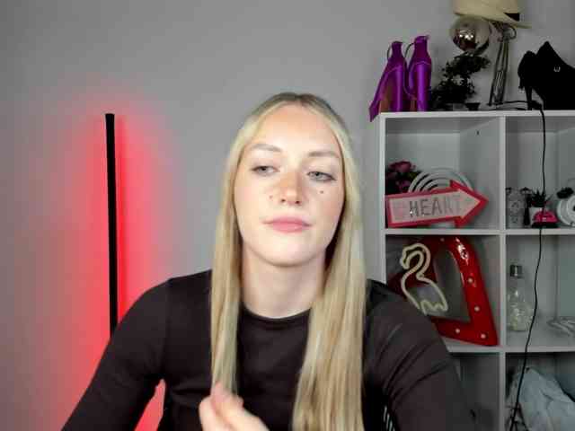 EvelynBlond26 webcam