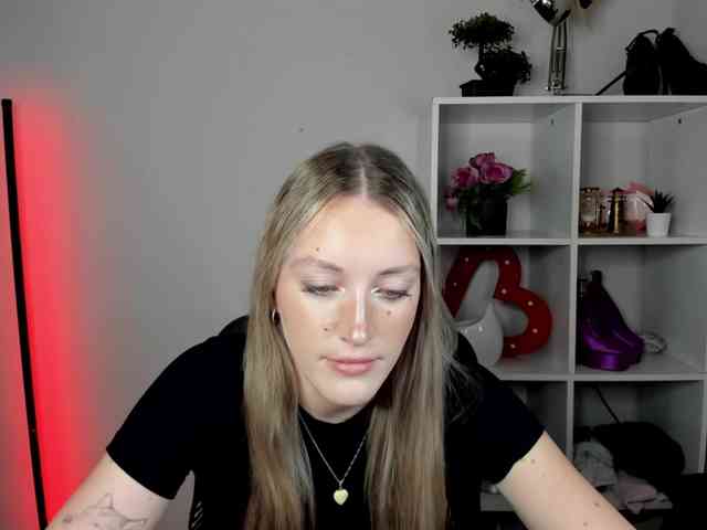 EvelynBlond26 webcam