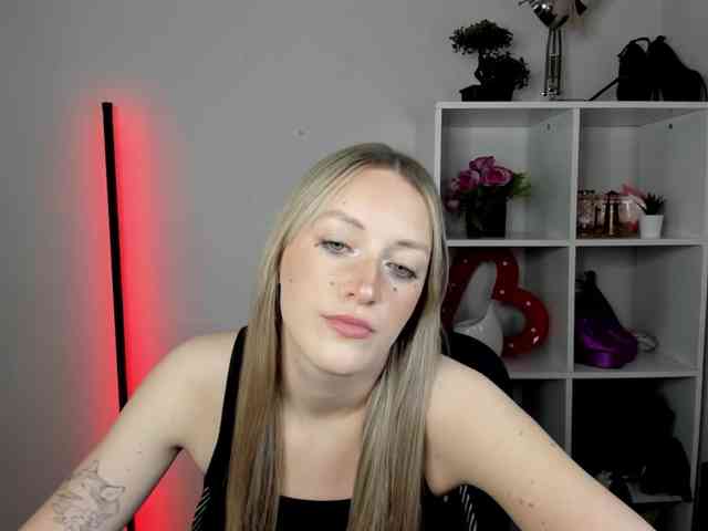 EvelynBlond26 webcam