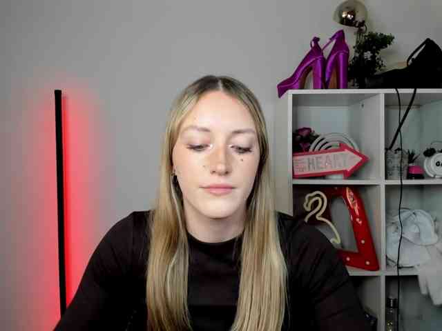 EvelynBlond26 webcam