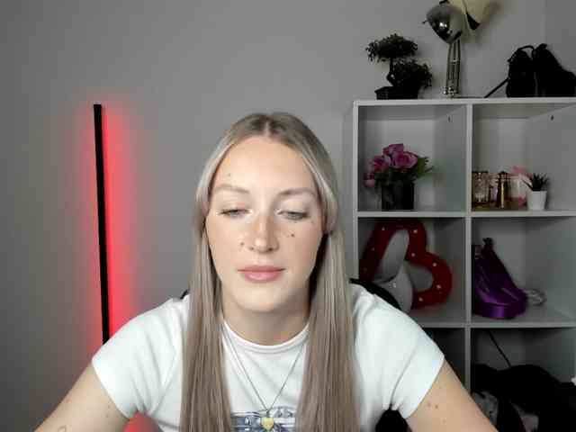 EvelynBlond26 webcam