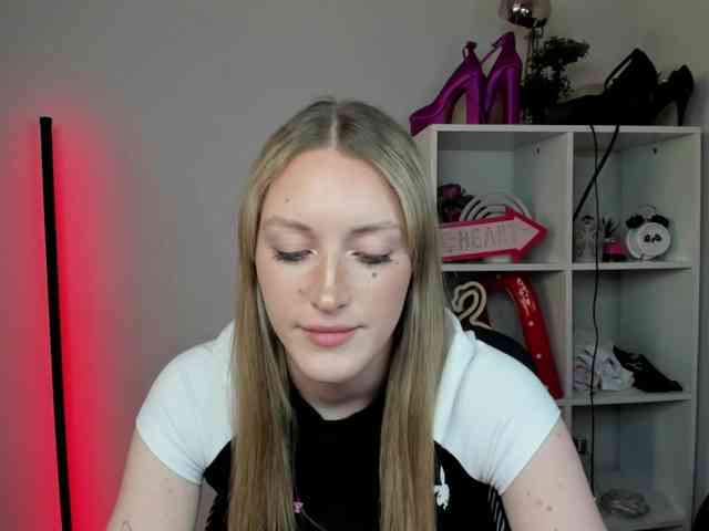 EvelynBlond26 webcam